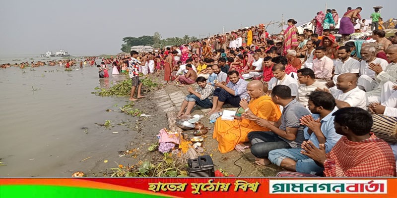 লৌহজংয়ে পদ্মা নদীতে হিন্দু ধর্মালম্বীদের পূন্যস্নান লৌহজংয়ে পদ্মা নদীতে হিন্দু ধর্মালম্বীদের পূন্যস্নান