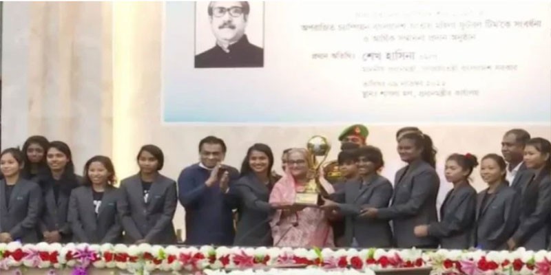 সাফজয়ী নারী ফুটবল দলকে প্রধানমন্ত্রীর সংবর্ধনা সাফজয়ী নারী ফুটবল দলকে প্রধানমন্ত্রীর সংবর্ধনা
