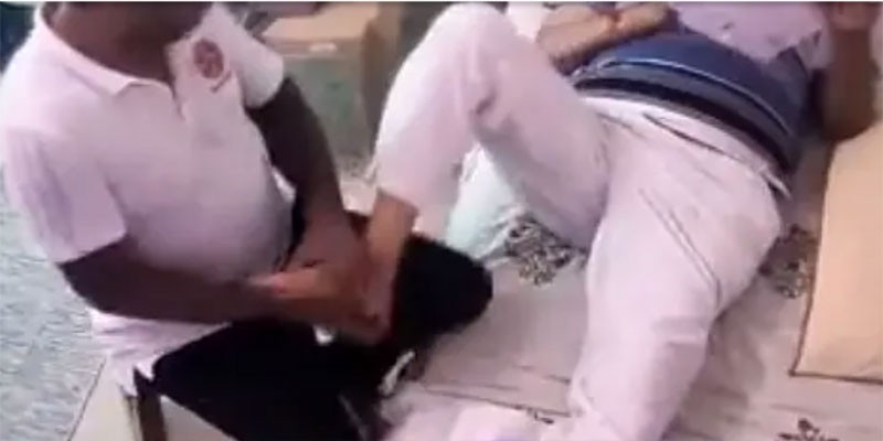 কারাবন্দী দিল্লির মন্ত্রীর ‘বডি ম্যাসাজের’ ভিডিও ভাইরাল, ভারতজুড়ে হইচই কারাবন্দী দিল্লির মন্ত্রীর ‘বডি ম্যাসাজের’ ভিডিও ভাইরাল, ভারতজুড়ে হইচই