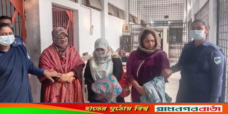 আপত্তিকর ছবি তুলে ব্ল্যাকমেইলের অভিযোগে প্রিয়াসহ আটক- ৫ আপত্তিকর ছবি তুলে ব্ল্যাকমেইলের অভিযোগে প্রিয়াসহ আটক- ৫