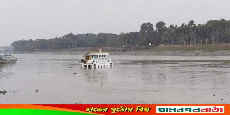 মোংলায় পশুর নদীতে লাইটার জাহাজডুবি মোংলায় পশুর নদীতে লাইটার জাহাজডুবি