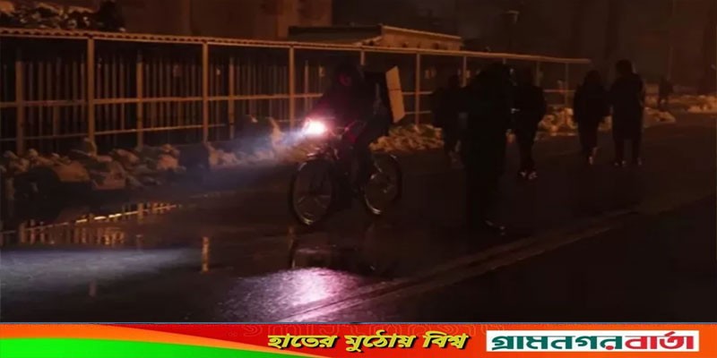 বিদ্যুৎ সংযোগ পুনরুদ্ধারে সংগ্রাম করছে ইউক্রেন বিদ্যুৎ সংযোগ পুনরুদ্ধারে সংগ্রাম করছে ইউক্রেন
