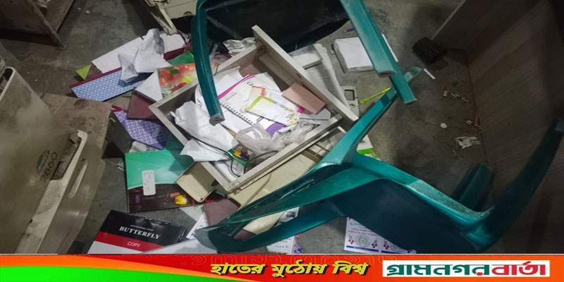 সান্তাহার প্রেসক্লাব’সহ একটি দোকানে মাদকসেবী সন্ত্রাসীদের হামলা সান্তাহার প্রেসক্লাব’সহ একটি দোকানে মাদকসেবী সন্ত্রাসীদের হামলা