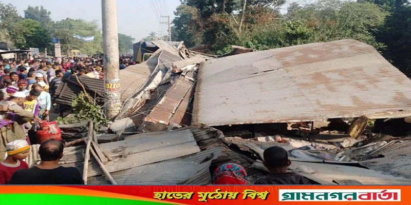 কাভার্ডভ্যান ঢুকে গেল দোকানে, ঝরল বাবা–ছেলেসহ পাঁচ প্রাণ কাভার্ডভ্যান ঢুকে গেল দোকানে, ঝরল বাবা–ছেলেসহ পাঁচ প্রাণ