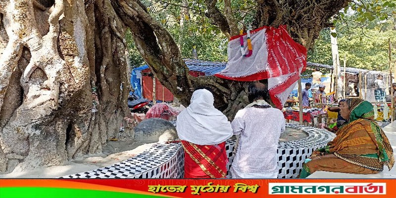 হাজারো ভক্তের সমাগমে সরগরম কালাচাঁদ মেলা হাজারো ভক্তের সমাগমে সরগরম কালাচাঁদ মেলা