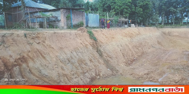 শাজাহানপুরে পুকুর কেটে সাগর হুমকির মুখে বিধবার বসতবাড়ি শাজাহানপুরে পুকুর কেটে সাগর হুমকির মুখে বিধবার বসতবাড়ি