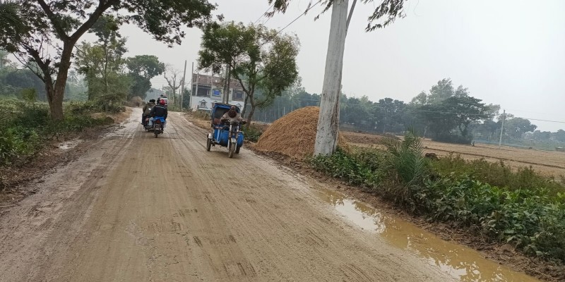 আদমদীঘির বিভিন্ন রাস্তায় বৃষ্টি হলেই যেন মরণফাঁদ! আদমদীঘির বিভিন্ন রাস্তায় বৃষ্টি হলেই যেন মরণফাঁদ!