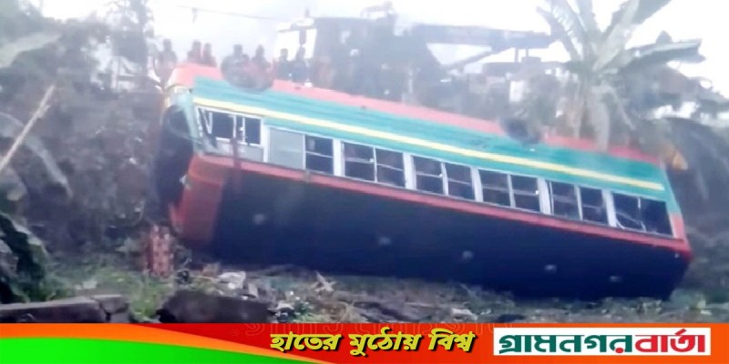 ঢাকা-চট্টগ্রাম মহাসড়কে বাস উল্টে খাদে ঢাকা-চট্টগ্রাম মহাসড়কে বাস উল্টে খাদে
