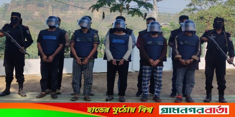 দুর্গম পাহাড়ি এলাকা থেকে ৫ ‘জঙ্গি’ গ্রেফতার দুর্গম পাহাড়ি এলাকা থেকে ৫ ‘জঙ্গি’ গ্রেফতার