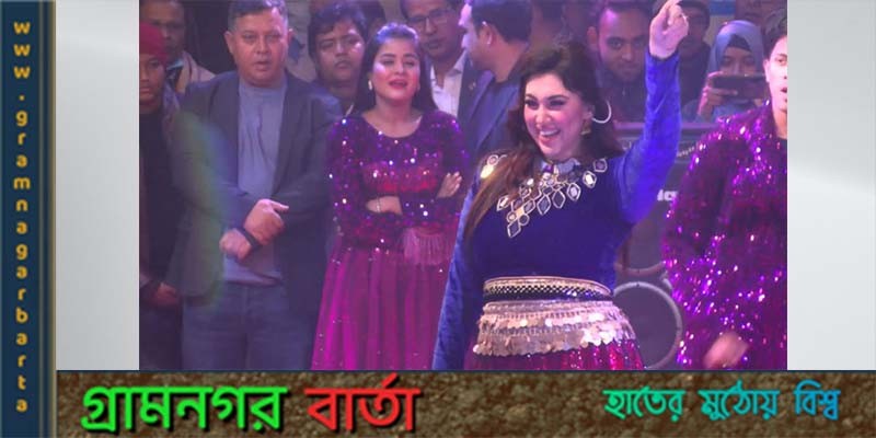 লালমনিরহাটে দর্শকদের মাতালেন অপু বিশ্বাস। লালমনিরহাটে দর্শকদের মাতালেন অপু বিশ্বাস।