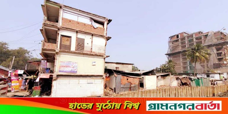 চট্টগ্রামে হেলে পড়েছে চারতলা ভবন চট্টগ্রামে হেলে পড়েছে চারতলা ভবন