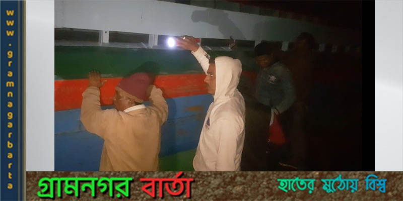 লৌহজংয়ে পদ্মায় বালুদস্যুদের বিরুদ্ধে এলাকাবাসীর অভিযান লৌহজংয়ে পদ্মায় বালুদস্যুদের বিরুদ্ধে এলাকাবাসীর অভিযান