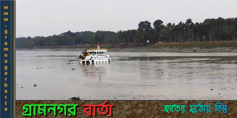 মোংলায় সার বোঝাই লাইটার জাহাজ ডুবি মোংলায় সার বোঝাই লাইটার জাহাজ ডুবি