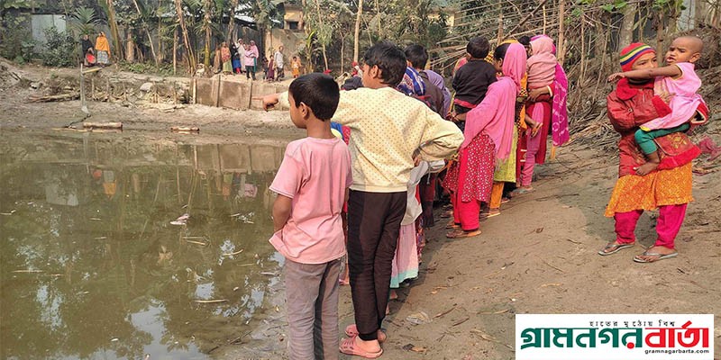 কাউনিয়ায় পুকুরের পানিতে ভাসছে নব জাতকের লাশ কাউনিয়ায় পুকুরের পানিতে ভাসছে নব জাতকের লাশ
