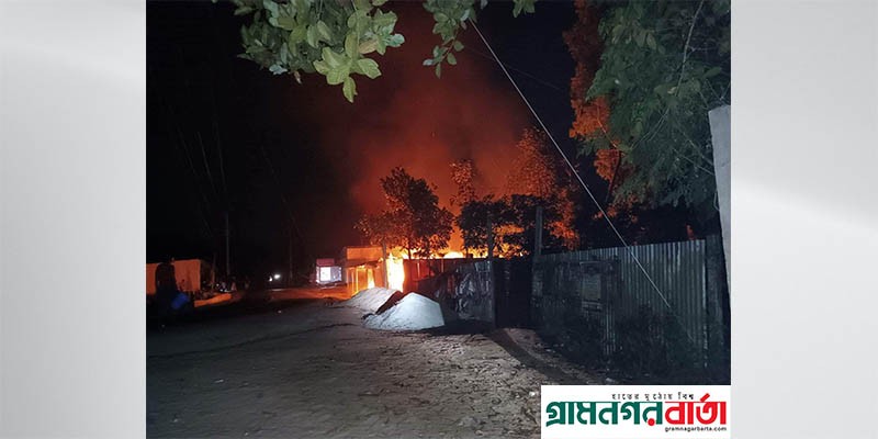 শ্রীনগরে অগ্নিকান্ডে কাগজের বক্সে তৈরীর কারখানা পুড়ে ছাই শ্রীনগরে অগ্নিকান্ডে কাগজের বক্সে তৈরীর কারখানা পুড়ে ছাই