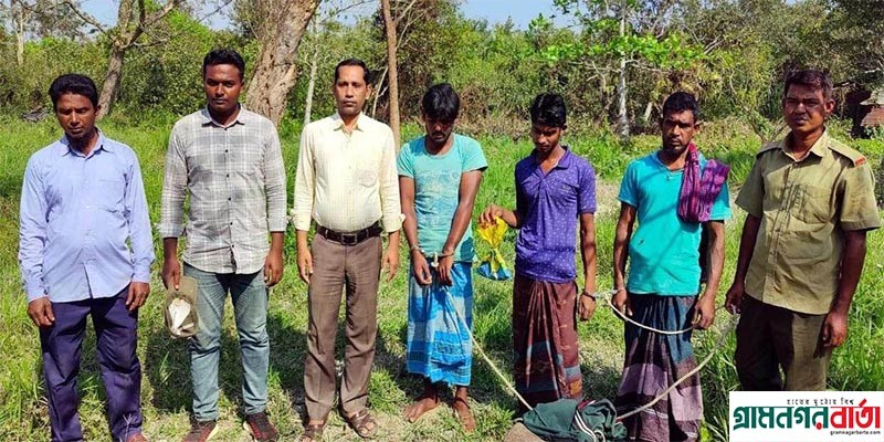 সুন্দরবনে বিষ দিয়ে মাছ শিকার, ৩ জেলে আটক সুন্দরবনে বিষ দিয়ে মাছ শিকার, ৩ জেলে আটক