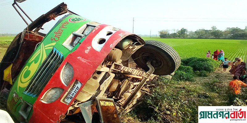আদমদীঘিতে ট্রাকের ধাক্কায় বাস খাদে, আহত-৩৫ আদমদীঘিতে ট্রাকের ধাক্কায় বাস খাদে, আহত-৩৫