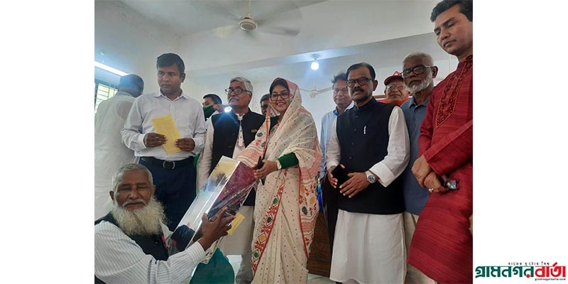 বীর মুক্তিযোদ্বা ও শহীদ পরিবারের সন্তানদের সংবর্ধনা বীর মুক্তিযোদ্বা ও শহীদ পরিবারের সন্তানদের সংবর্ধনা