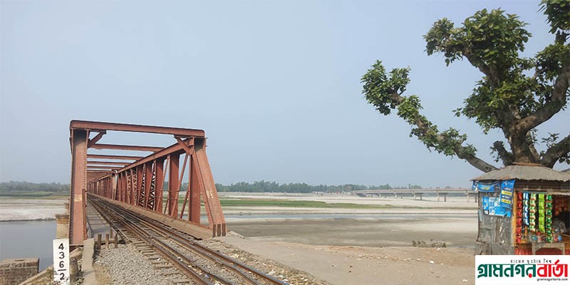 কাউনিয়ায় জীবনের ঝুঁকি নিয়ে ট্রেন চলাচল কাউনিয়ায় জীবনের ঝুঁকি নিয়ে ট্রেন চলাচল