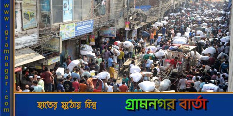 জীবনের ঝুঁকি নিয়ে মালামাল বের করার চেষ্টা জীবনের ঝুঁকি নিয়ে মালামাল বের করার চেষ্টা