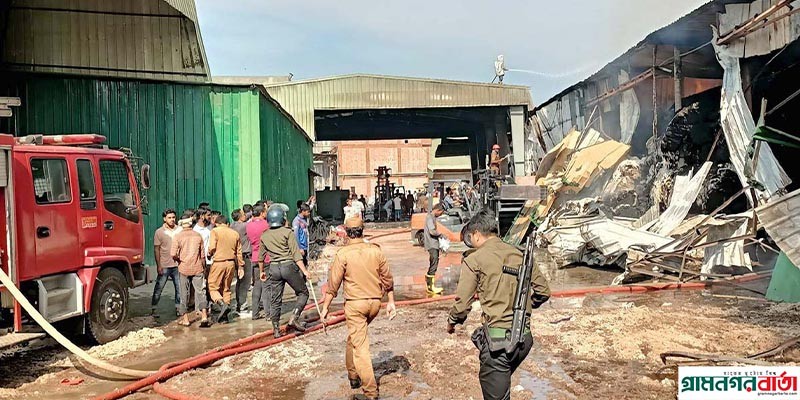 গাজীপুরের টেক্সটাইল কারখানার তুলার গুদামে আগুন গাজীপুরের টেক্সটাইল কারখানার তুলার গুদামে আগুন
