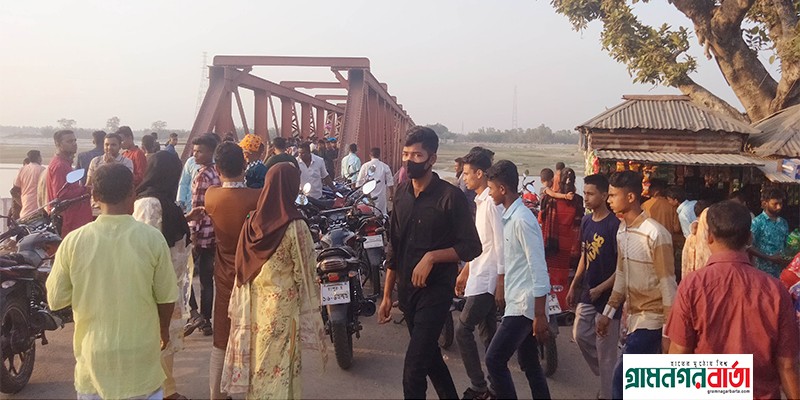 কাউনিয়া প্রান্তে বিনোদোনের সুব্যবস্থা না থাকায় তিস্তা সেতু এলাকায় উপচে পড়া ভীড় কাউনিয়া প্রান্তে বিনোদোনের সুব্যবস্থা না থাকায় তিস্তা সেতু এলাকায় উপচে পড়া ভীড়