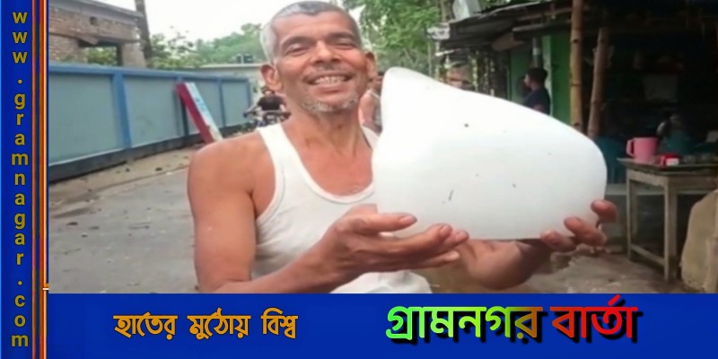 রাজবাড়ীতে বৃষ্টির সাথে পাঁচ কেজি ওজনের বিশাল আকৃতির শিল পড়লো রাজবাড়ীতে বৃষ্টির সাথে পাঁচ কেজি ওজনের বিশাল আকৃতির শিল পড়লো