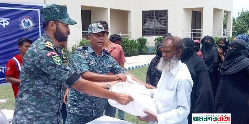 সেন্টমার্টিনের ত্রাণ সামগ্রী বিতরণ করেছে নৌবাহিনী সেন্টমার্টিনের ত্রাণ সামগ্রী বিতরণ করেছে নৌবাহিনী