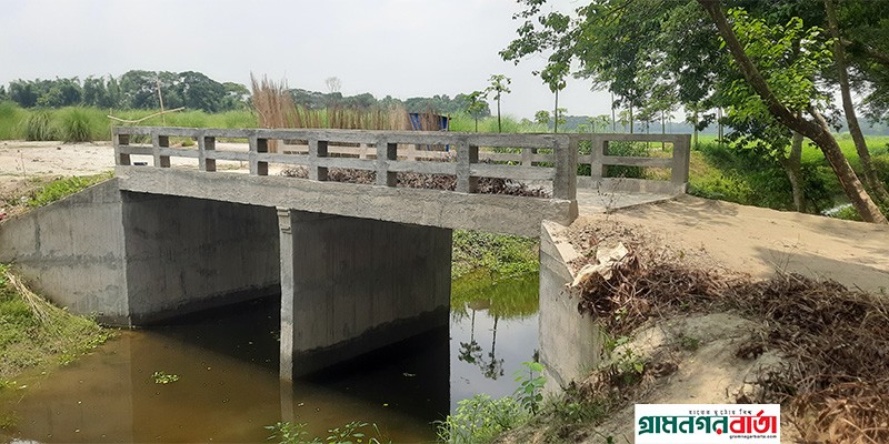 মাদারীপুরে সেতু আছে সড়ক নেই, সরকারের খরচে লাখ টাকার সেতু অকেজো মাদারীপুরে সেতু আছে সড়ক নেই, সরকারের খরচে লাখ টাকার সেতু অকেজো