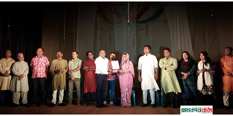 মুন্সীগঞ্জ জেলার নাট্যাঙ্গনে বিশেষ অবদানের জন্য হিরণ কিরণ থিয়েটারের সম্মাননা পেলেন জিতু রায় মুন্সীগঞ্জ জেলার নাট্যাঙ্গনে বিশেষ অবদানের জন্য হিরণ কিরণ থিয়েটারের সম্মাননা পেলেন জিতু রায়