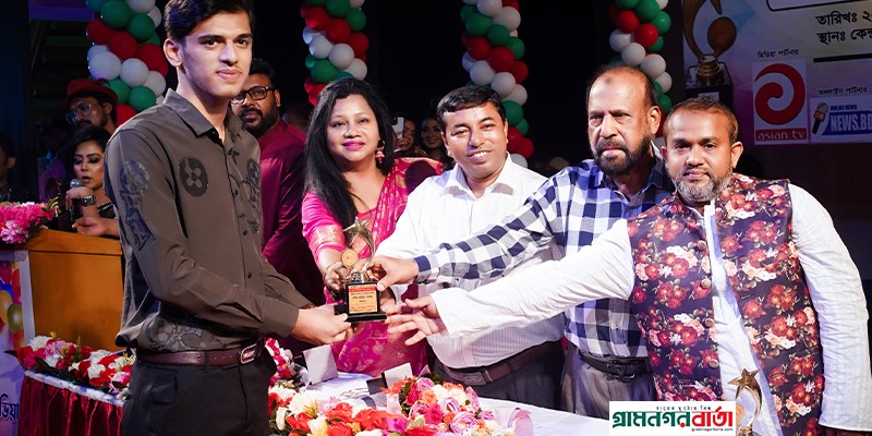 অভিনয়ে বিশেষ অবদানের জন্য এস আর মাল্টিমিডিয়া স্টার এওয়ার্ড ২০২২ পেলেন শেখ ফরিদ পলক অভিনয়ে বিশেষ অবদানের জন্য এস আর মাল্টিমিডিয়া স্টার এওয়ার্ড ২০২২ পেলেন শেখ ফরিদ পলক