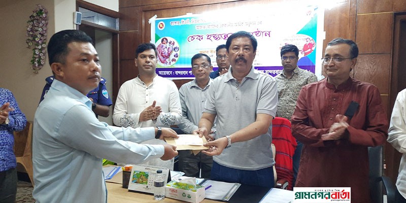বান্দরবানে বিভিন্ন জটিল রোগে আক্রান্তদের ১০ লাখ টাকার অনুদানের চেক বিতরণ করলেন পার্বত্য মন্ত্রী বীর বাহাদুর উশৈসিং বান্দরবানে বিভিন্ন জটিল রোগে আক্রান্তদের ১০ লাখ টাকার অনুদানের চেক বিতরণ করলেন পার্বত্য মন্ত্রী বীর বাহাদুর উশৈসিং