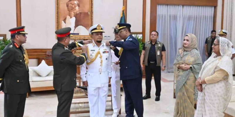 নৌপ্রধান এম নাজমুল হাসানের অ্যাডমিরাল পদে পদোন্নতি নৌপ্রধান এম নাজমুল হাসানের অ্যাডমিরাল পদে পদোন্নতি