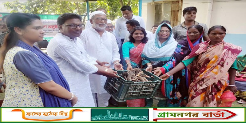 আদমদীঘিতে ক্ষুদ্র নৃ-গোষ্ঠি আদিবাসীদের মাঝে উপকরণ সামগ্রী বিতরণ আদমদীঘিতে ক্ষুদ্র নৃ-গোষ্ঠি আদিবাসীদের মাঝে উপকরণ সামগ্রী বিতরণ