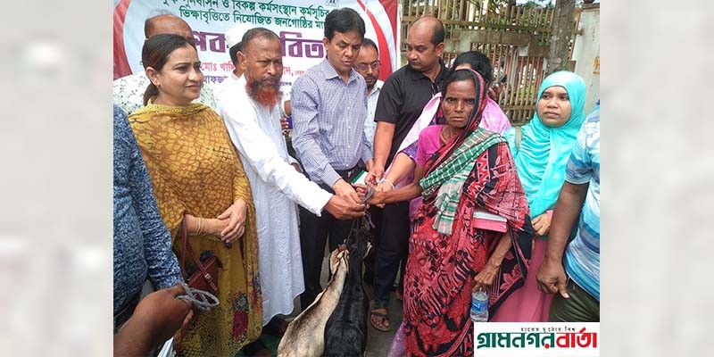 মাদরীপুরে ভিক্ষুক পুনর্বাসনের উপকরণ বিতরণ মাদরীপুরে ভিক্ষুক পুনর্বাসনের উপকরণ বিতরণ