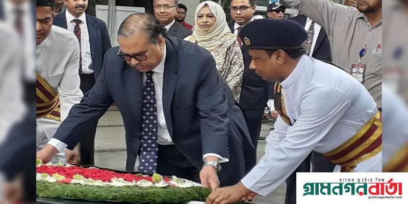 বঙ্গবন্ধুর প্রতিকৃতিতে নবনিযুক্ত প্রধান বিচারপতির শ্রদ্ধা বঙ্গবন্ধুর প্রতিকৃতিতে নবনিযুক্ত প্রধান বিচারপতির শ্রদ্ধা