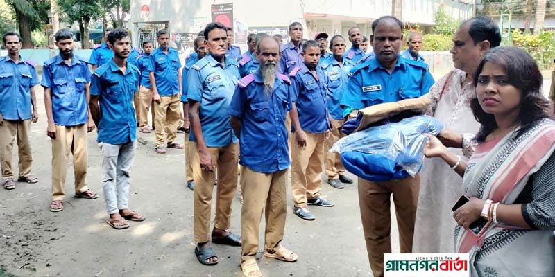বগুড়ায় গ্রাম পুলিশদের মাঝে পোষাক বিতরণ বগুড়ায় গ্রাম পুলিশদের মাঝে পোষাক বিতরণ