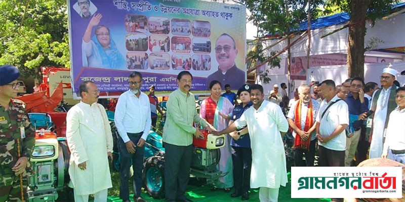 খাগড়াছড়িতে কৃষকদের মাঝে কৃষি যন্ত্রপাতি ও অনুদানের চেক বিতরণ খাগড়াছড়িতে কৃষকদের মাঝে কৃষি যন্ত্রপাতি ও অনুদানের চেক বিতরণ