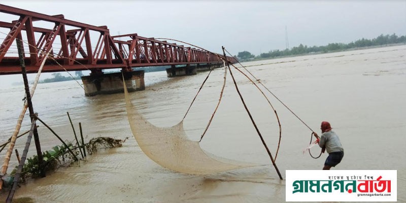 কাউনিয়ায় তিস্তা নদীতে মৎস্য শিকারিদের ভীর নদী পাড়ে কাউনিয়ায় তিস্তা নদীতে মৎস্য শিকারিদের ভীর নদী পাড়ে