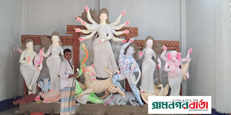 সিরাজদিখানে প্রতিমা তৈরিতে ব্যস্ত মৃৎশিল্পীরা সিরাজদিখানে প্রতিমা তৈরিতে ব্যস্ত মৃৎশিল্পীরা
