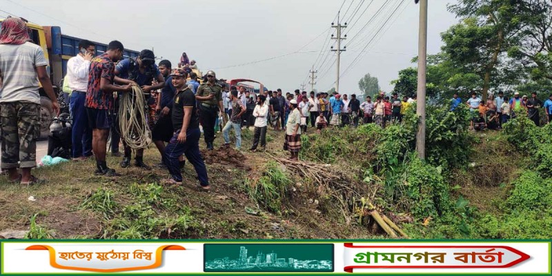 মানিকগঞ্জে বাসের ধাক্কায় ঝরল ৪ প্রাণ মানিকগঞ্জে বাসের ধাক্কায় ঝরল ৪ প্রাণ
