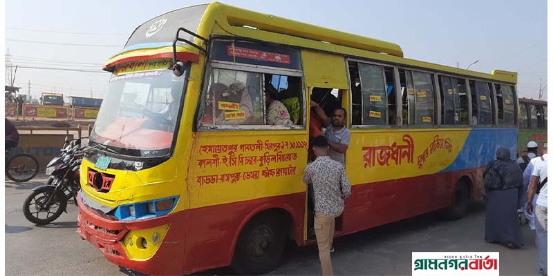 ঢাকার সড়কে বেড়েছে গণপরিবহন-যাত্রী, চলছে না দূরপাল্লার বাস ঢাকার সড়কে বেড়েছে গণপরিবহন-যাত্রী, চলছে না দূরপাল্লার বাস