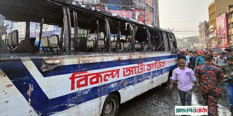গুলিস্তানে যাত্রীবাহী বাসে আগুন গুলিস্তানে যাত্রীবাহী বাসে আগুন
