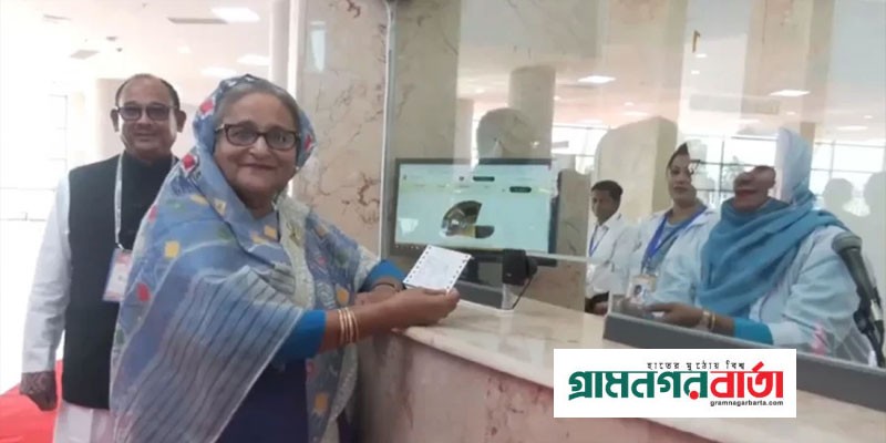 টিকিট কিনে ট্রেনে রামুতে পৌঁছালেন প্রধানমন্ত্রী টিকিট কিনে ট্রেনে রামুতে পৌঁছালেন প্রধানমন্ত্রী