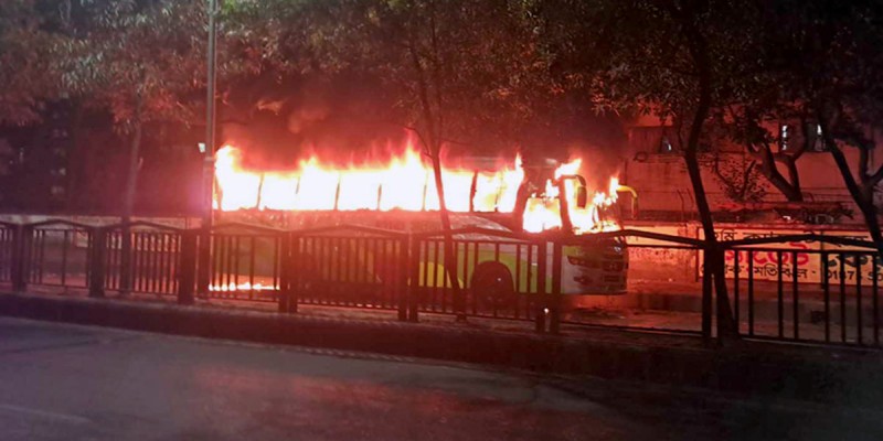 চতুর্থ দফায় ডাকা ৪৮ ঘণ্টার অবরোধ শুরু, রাতেই ৯ বাসে আগুন চতুর্থ দফায় ডাকা ৪৮ ঘণ্টার অবরোধ শুরু, রাতেই ৯ বাসে আগুন
