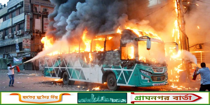সূত্রাপুরে ফায়ার স্টেশনের সামনেই মালঞ্চ বাসে আগুন সূত্রাপুরে ফায়ার স্টেশনের সামনেই মালঞ্চ বাসে আগুন