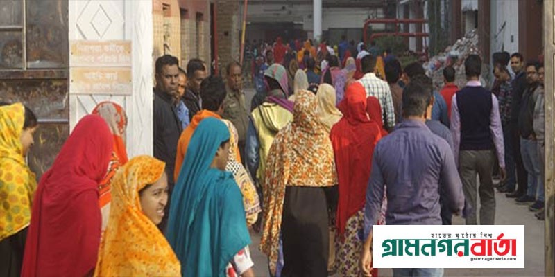 গাজীপুরে খুলল পোশাক কারখানা, কাজে ফিরলেন শ্রমিকরা গাজীপুরে খুলল পোশাক কারখানা, কাজে ফিরলেন শ্রমিকরা