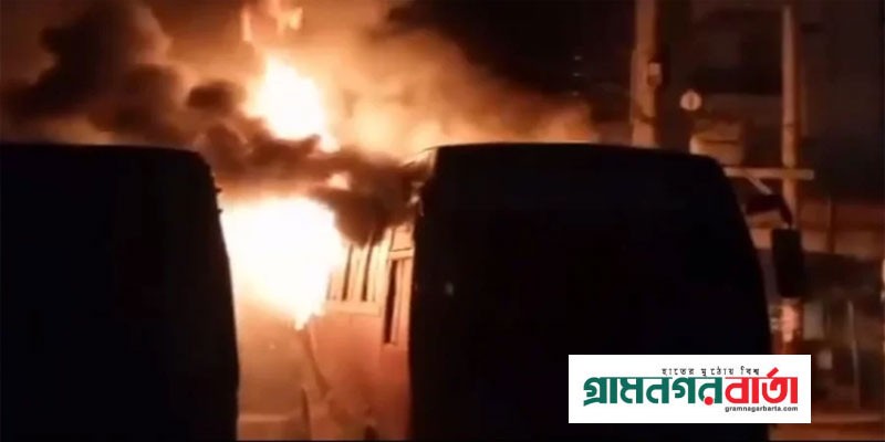 নাটোরে দাঁড়িয়ে থাকা দুইটি বাসে আগুন নাটোরে দাঁড়িয়ে থাকা দুইটি বাসে আগুন