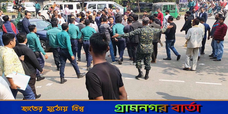 নির্বাচন ভবনের সামনে দুই প্রার্থীর সমর্থকদের হাতাহাতি, আটক ২ নির্বাচন ভবনের সামনে দুই প্রার্থীর সমর্থকদের হাতাহাতি, আটক ২
