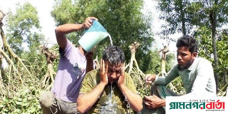 পঞ্চগড়ে দুধ দিয়ে গোসল করলেন চা চাষী পঞ্চগড়ে দুধ দিয়ে গোসল করলেন চা চাষী